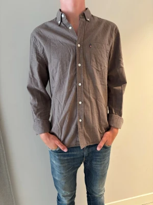 Lexington skjorta - Lexington skjorta! Stilrena och perfekta för dig. Ny pris=550 säljs för=150kr skick=8/10 (modellen är 181cm lång och väger 67kg) Tveka ej att höra av dig vid frågor eller funderingar!