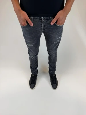 Dondup Jeans George  - Dondup Jeans George  Storlek 1199 kr Ny pris 4000 kr Original slitningar från fabrik 