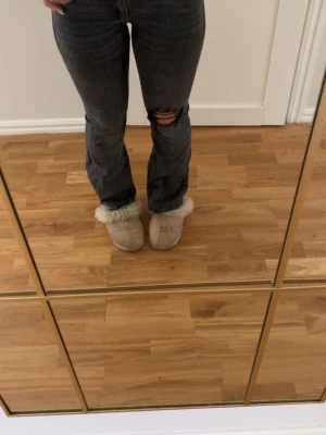 Low waist jeans - Fina svarta jeans med hål i från Ginatricot! Storlek 164