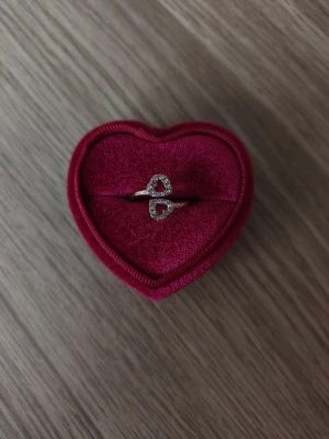 Söt guldfärgad ring med hjärtformad design - Hjärtor ring i storlek 16,1mm, guldfärgad.