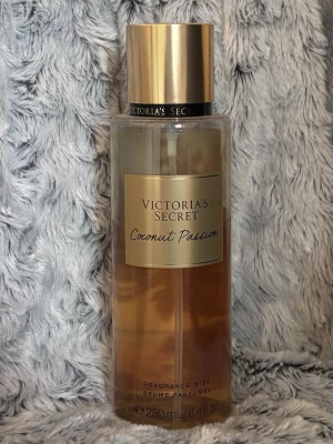 Victoria Secret body mist  - 🤎Coconut passion                                                           Säljes då den tyvärr inte kommer till användning