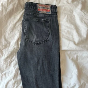 Disel jeans  - Jättefina gråa disel jeans i storlek W25. Använd fåtal gånger, inköpta för 1500 kr. 