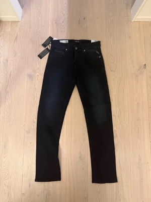 Replay jeans Grover  - Snygga svartablå jeans från replay. Modellen är Grover och passar till det mesta. Perfekta för dig som gillar en stilren och enkel look.