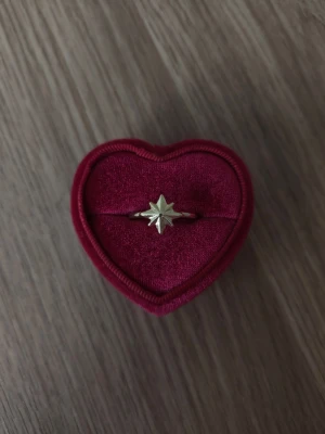 Guldfärgad ring med stjärndesign - stjärndesign ring i storlek 17,7mm, guldfärgad.