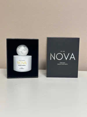 NOVA SCENTS Vanilla Mania 50ml - Vanilla Mania från NovaScents! Inspirerad av Vanilla Powder. En vaniljdoft men inte sådär sötsliskig! Passar både män o kvinnor! Stått mörkt o svalt! Testad EN GÅNG så iprincip som ny☺️ 