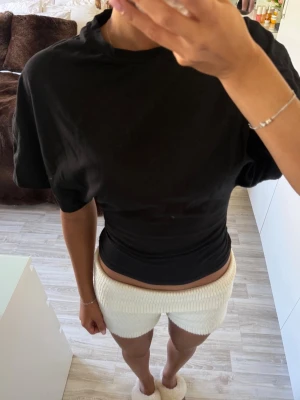 Svart croppad topp med loose fit - Ifrån Nelly 