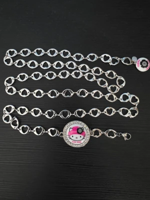 Tarina Tarantino x Hello Kitty - Sällsynt Tarina Tarantino halsband/bälte, kan användas på två sätt. Ny. Importerad från Usa.