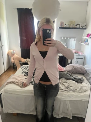 Ljusrosa kofta från Zara - Söt ljusrosa kofta från Zara i storlek S. Koftan har en enkel design med v-ringning och knäppning framtill. 