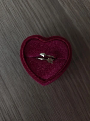 Guldfärgad ring med pilmotiv - Pilmotiv ring i storlek 19mm, guldfärgad.