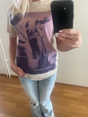 Ariana Grande Merch - Helt oanvänd T-shirt köpt på Ariana Grandes konsert i Stockholm 2019! Storlek S! Tveka inte att höra av er om frågor eller prisförslag! 