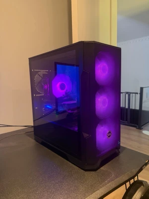 Stationär Gamingdata - Datorn har använts i cirka 1,5 år och säljs eftersom jag har tappat intresset för att spela.  Specifikationer:  * NVIDIA GeForce RTX 4060 Ti 8GB * Intel Core i5-12400F * 16GB DDR4 RAM * 1TB NVMe SSD * Windows 11 Home * ASUS Prime H610M-A D4 moderkort * Corsair 650W 80+ Bronze nätaggregat * Wi-Fi 6E och Bluetooth * RGB-kylning  Datan kan bara hämtas. Nypris 14990kr på Elgiganten. 