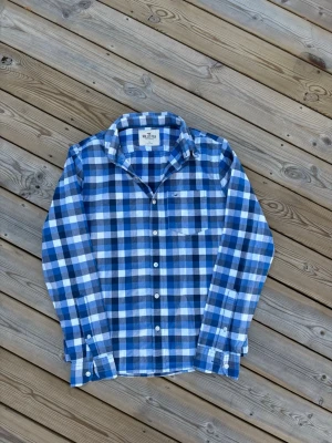 Sällsynt Hollister skjorta  - Säljer denna sällsynta Hollister skjorta i mycket bra skick, inga defekter! Storlek S. Kontrollera måtten innan ni köper! Hör av er vid frågor eller minst fundering 🙌  Se mått nedan:  Längd: 64,5 cm  Bred: 50 cm  Ärm: 63,5 cm