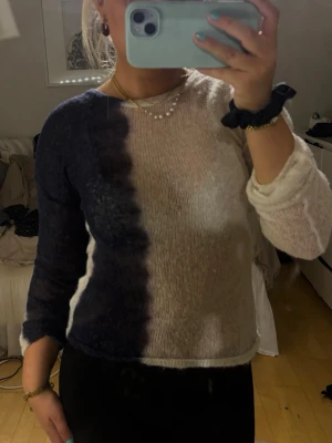 Weekday topp unik tväfärgig  - Säljer en unik stickad tröja med cool tvådelad design i mörkblått och vit. Så cool tröja, köpt från Vinted för 350kr! Passar runt xs-m! Skriv privat för frågor!❤️☺️