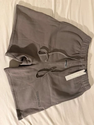 Shorts  - Fina shorts i gråaktig färg som ser bättre ut i verkligheten än på bilden. Storlek S men kan även passa som M. 