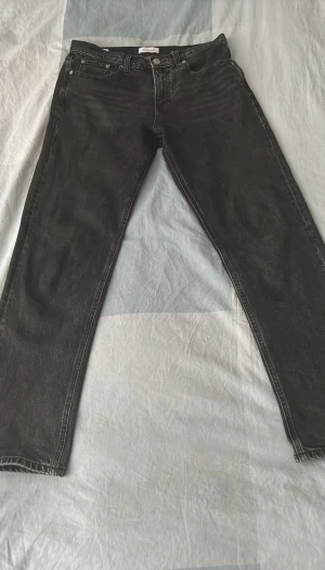 Jack and Jones Jeans storlek 31/32 - Säljer ett par svart/grå denim jeans från Jack & Jones i storlek 31/32 med rak passform. Stil  ”Relaxed/Chris” Jeansen är tillverkade i ett slitstarkt denimtyg Använt dessa ett fåtal gånger och håller ett mycket bra skick utan några defekter Kontakta mig vid fler frågor eller diskutera pris.  (Ord pris 899)