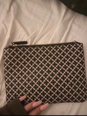 Malene birger clutch - Helt ny utan prislapp, band till väskan medföljer. H:16cm B:22cm