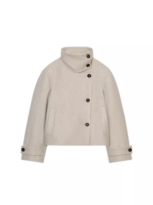 Beige kappa - Stilren beige kappa i ullmix med hög krage och asymmetrisk knäppning framtill. Kappan har raka ärmar, två sidofickor och dekorativa knappar vid ärmsluten. Perfekt för dig som gillar minimalistisk och modern look.