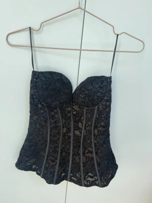 Viral Zara korsett  - Säljer min oanvända populära zara korsett med prislapp på i storlek M, passar även S skulle jag säga. Originalpris 379kr!🤍