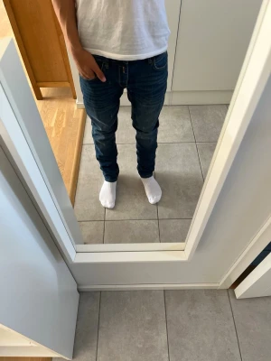 Mörkblå slim fit replay jeans  - Säljer nu ett par blå replay jeans i storlek 14A jeansen är i väldigt bra skick finns bara en liten defekt som man ser på sista bilden men ingenting som påverkar användningen av jeansen och är lätt att sy tillbaks. Priset är inte hugget i sten🪨