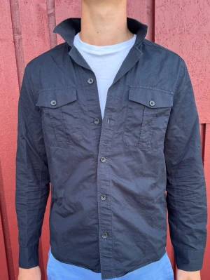 Riley Cardigan - Fint skick | Medium | Slim fit | Modellen på bilderna är 187 
