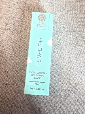 Sweed Cloud Mascara Deluxe Mini svart - Cloud Mascara Deluxe Mini från Sweed i färgen svart. Kommer i en söt mintgrön förpackning med vita moln och rymmer 5 ml. Perfekt storlek för att ta med i väskan och ger fransarna en snygg volym och längd.