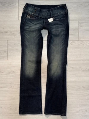 Diesel jeans 10043 - Midjemått: 39cm. Gren: 19cm. Innerbenslängd: 86cm. (Storlek 30.) Kolla in min profil, följ för fler plagg🙌