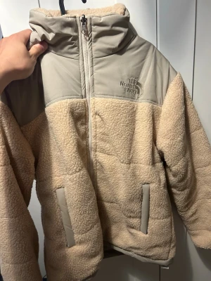 The north face fleece jacka  - The north face fleece jacka, det går att hända ut och in på jackan och det blir en vanlig jacka, den är använd världsutsläppen få gånger , skulle säga att den passar s/m
