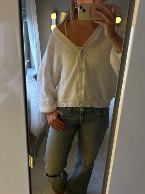 Vit oversized cardigan med knappar - Kofta från Gina storlek M