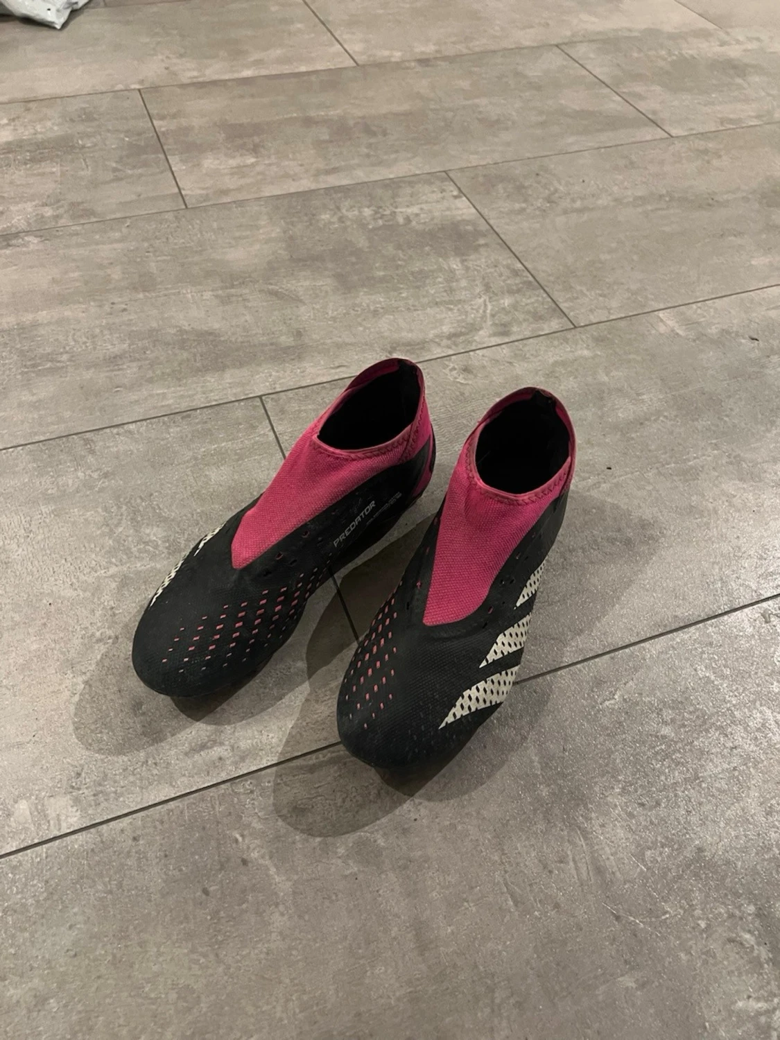 Svarta och råsa fotbollsskor - 1