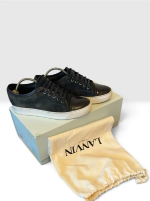 Lanvin cap toe DBB1 navy - Säljer nu dessa riktigt snygga Lanvins Storlek Uk 6 som passar 42 Box och dustbag tillkommer. Nypris ~ 5200kr Cap toen lite små creases (500€) Postar inom 24 timmar. Skriv om ni har några frågor. Sulkräm har andvänts