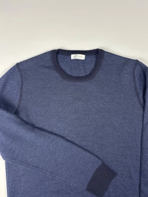 Gran Sasso Tröja 100% Virgin Wool - Gran sasso tröja i gran sassos handgjorda kvalité. Nyskick utan tags. Perfekt tröja på sommaren som luftar när du exempelvis är ute på stan. 🧵 Märke & Modell: Gran Sasso, Made in Italy premiumtröja. 📏 Storlek 50 / M 🧩 Material: 100% Virgin Wool, fantastisk kvalitet och känsla! 📐 Mått: Längd: 63 cm Bröst: 54 cm Axelvidd: 41 cm Ärmlängd: 67 cm ✅ Skick: 10/10 ✨ Detaljer: Snygg textur, mörkblå färg. Ribbad krage och ärmslut. Fina detaljer på färger och tyg.  💰 Nypris: Ca 2500 kr. ‼️Skickas snabbt‼️