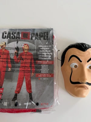  La Casa de Papel maskeradkostym – helt ny med prislapp! 🔥 - Säljer en officiellt licensierad maskeradkostym från Funidelia, inspirerad av den ikoniska Netflix-serien La Casa de Papel 💥  ✨ Helt ny och oanvänd – prislappen sitter kvar ✨ Perfekt till maskerad, Halloween eller temafest ✨ Klassisk och direkt igenkännbar outfit  En riktig crowd-pleaser som garanterat gör succé på festen! 🙌  Säljes då den tyvärr inte kommit till användning.  📦 Snabb leverans 💬 Hör av dig vid frågor!
