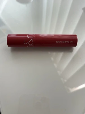 Koreansk lip tint  - Juicy Lasting Tint i färgen #19 Almond Rose från Rom&nd. Köptes i fel färg.