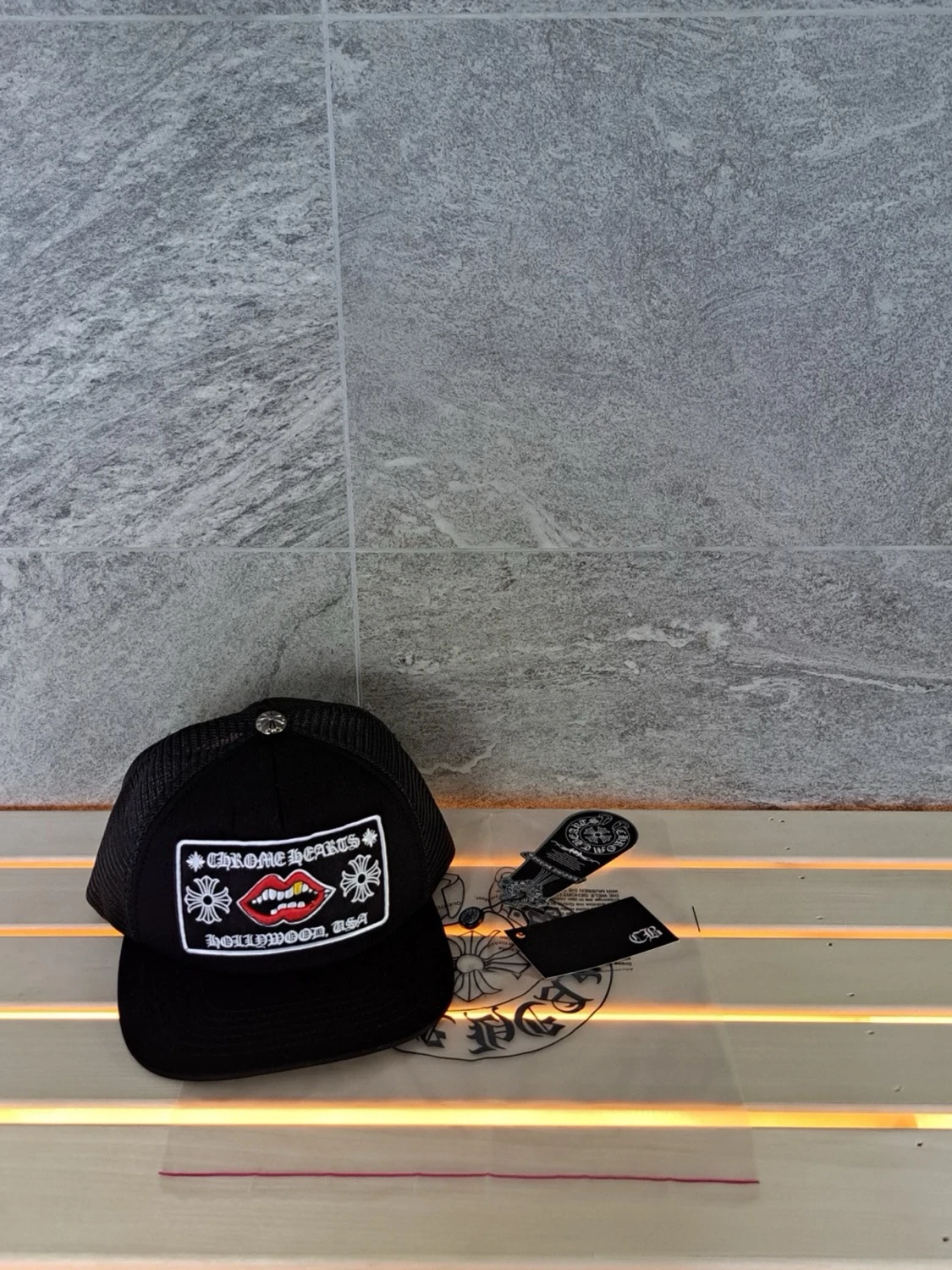 Svart Chrome Hearts keps med nät