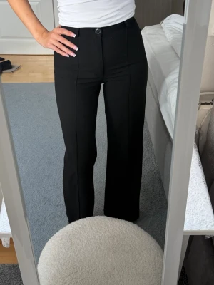 Kostymbyxa Pull and bear - Rak modell med hög midja passar mif som är 156cm