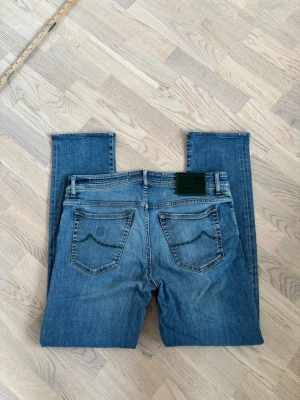 Jacob Cohen jeans w35 - Superfina populära och eftertraktade Jacob Cohen jeans säljes. 101 cm total längd och 44 cm breda i midjan. Inga hål eller fläckar i utmärkt topp skick och tveka inte vid minsta fråga eller fundering!