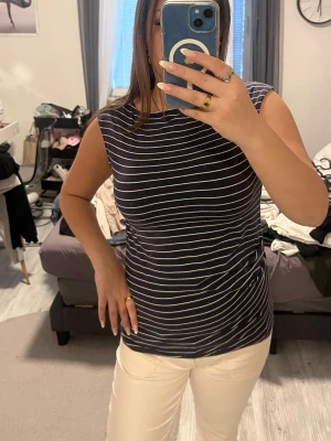 Blå vit randig topp - Ärmlös topp i mörkblå och vit. Köpte för länge sedan men tror jag köpte den från en secondhandbutik. Nästan aldrig använt