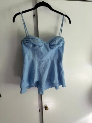 Zara topp - Blå Zara topp, superfin men tyvärr för liten för mig😢i storlek xs, inte använd supermånga gånger men har några fläckar på sig därav priset