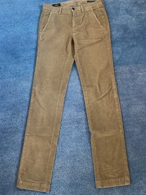 Beige slim manchesterbyxor från mason - Snygga beige manchesterbyxor med slim/ raka ben ny pris 2000 och klassisk passform. Byxorna har framfickor och bakfickor med knapp, samt bälteshällor i midjan. Tillverkade i mjuk manchester som ger en retro och avslappnad vibe.