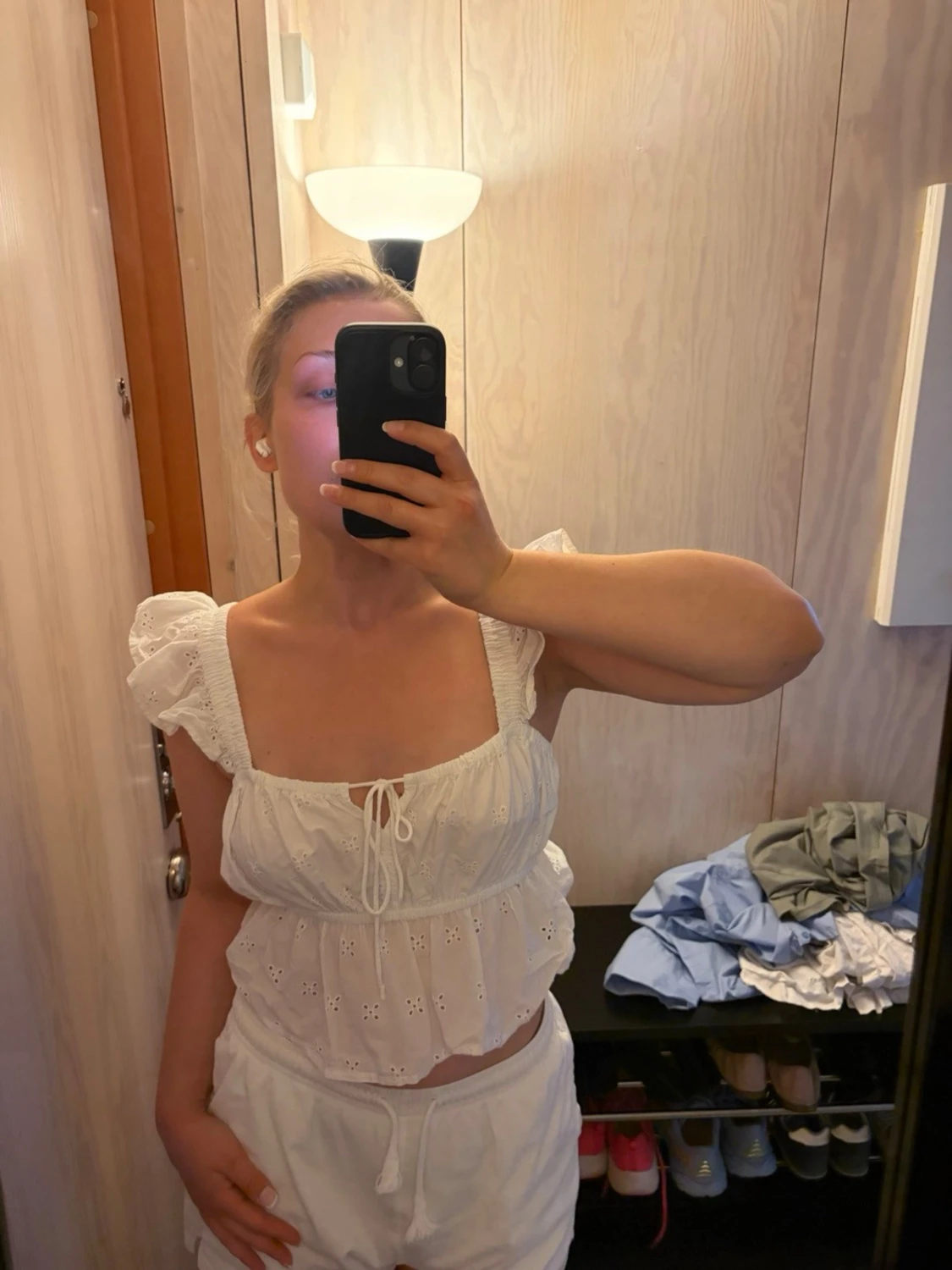 Vit broderad blus med volangärmar - 1