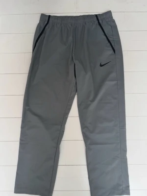 Nike Dri Fit ”Woven” träningsbyxor - Storlek XL men passar även L.