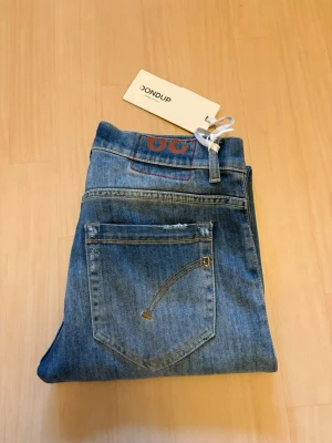 Blå jeans från Dondup - Säljer dessa helt nya Dondup George jeans, de har en snygg tvätt o klassisk femficksdesign. Nypris ca 2500kr, mitt pris 799kr