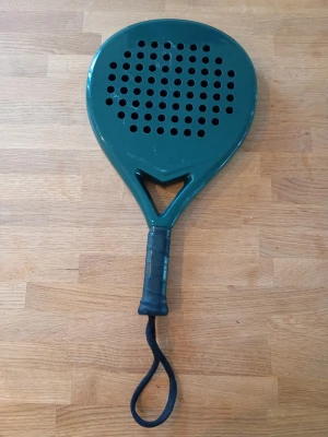 Padelracket Hybrid Light Weight - Säljer ett padelracket i gott använt skick enligt bilder. Klassat som Hybrid-racket med extra lätt vikt. Tillverkat kolfiber och av premiummaterial. Passar perfekt för nybörjaren eller en junior.  Nypris: 500 SEK Mitt pris: 289 SEK  Skriv vid frågor och se gärna mina andra annonser! Skapar gärna deals och paketpriser för just dina behov!   Skickas snabbt och spårbart med alla möjliga fraktsätt