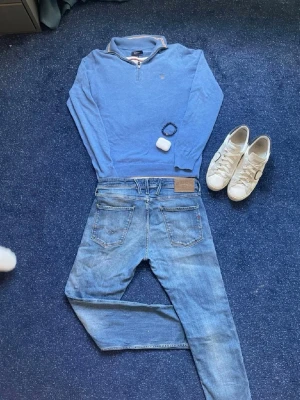 Ljusblå replay anbass jeans  - Säljer ett par ljusblå replay anbass jeans med klassisk femficksdesign och raka ben. Jeansen har normalhög midja och subtila slitningar framtill för en avslappnad look. Perfekta till vardags och lätta att matcha med olika stilar. Riktigt feta!  Storlek= W33, L30. Hör av er vid frågor! 
