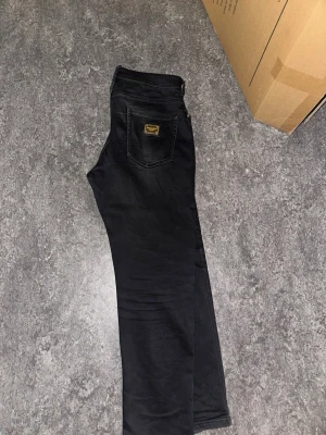 Svarta raka jeans Dolce Gabbana  - Helt nya Dolce Gabbana jeans som har knappast använd.