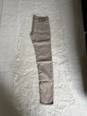 Beige Jacob Cohën jeans - Säljer mina beige Jacob Cohën jeans i storleken 28. Byxorna är i mycket fint skick och sparsamt använda. Säljer då de är för små.