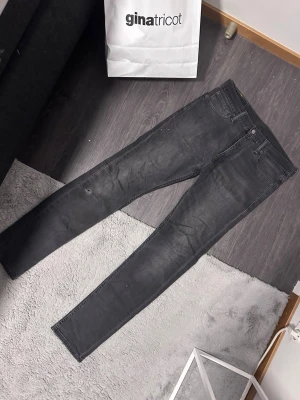 Slimfit Levi’s 510 - Ruggigt schysste Levis jeans som sitter som en smäck! Storlek 33/34, sitter som w32. Mindre slitningar på knäet. Skriv vid frågor/prisförslag