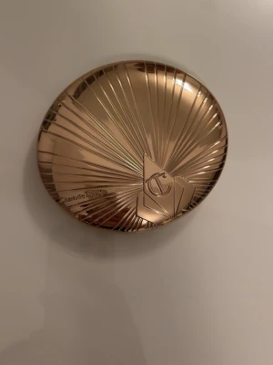 Charlotte tilbury powder bronzer - Säljer min powder bronzer från Charlotte tilbury i färgen medium, har endast använt den 2 gånger då färgen inte passar mig säljer jag vidare den. Detta är då den stora storleken. 