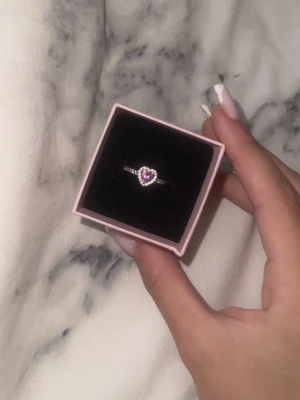 Pandora ring med rosa hjärta - Säljer ringen för använder den ej längre, om du undrar om storlek osv DM.