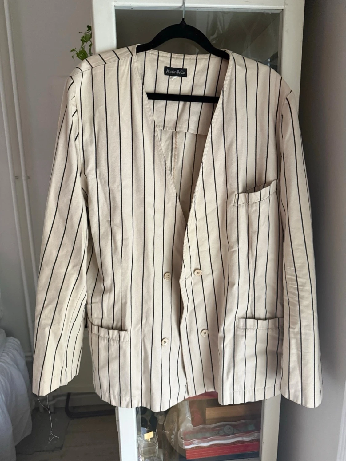 Randig beige kavaj med svarta ränder